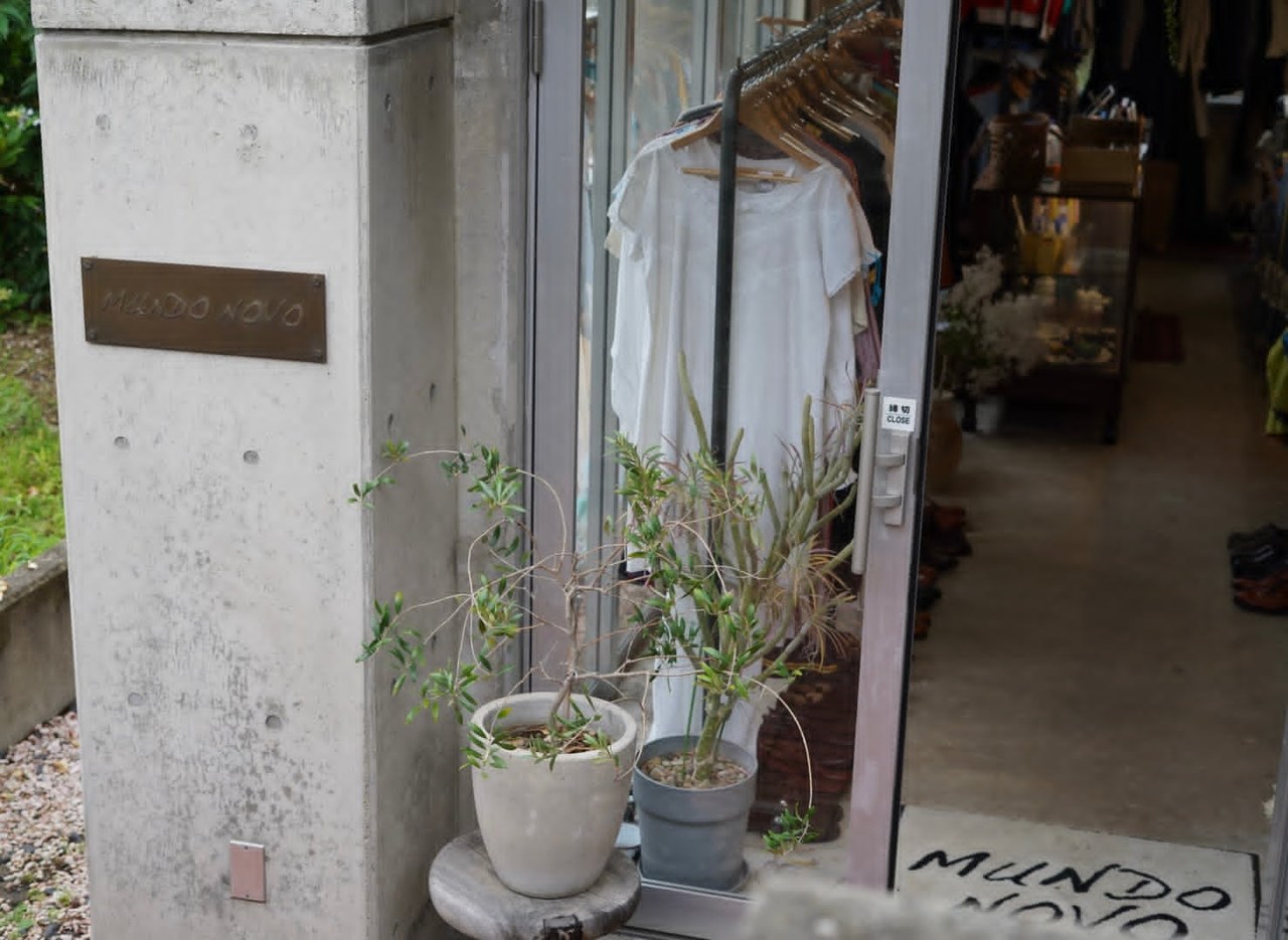 MUNDO NOVO 店舗の入口。ショップサインと鉢植えの並ぶエントランス