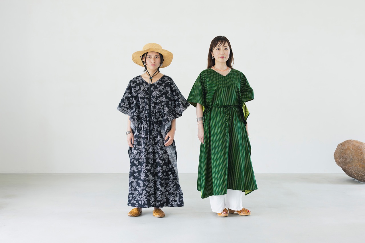黒と緑のカフタンワンピースを着た女性ふたり